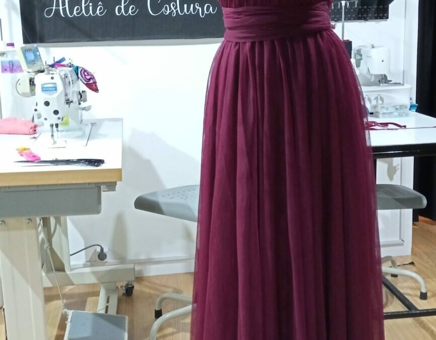 Vestido Longo de Tule Bordô com Decote Coração