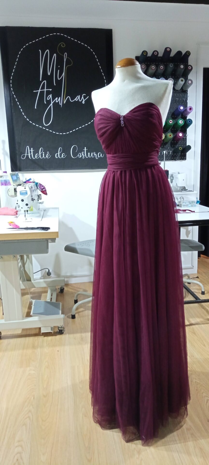 Vestido Longo de Tule Bordô com Decote Coração