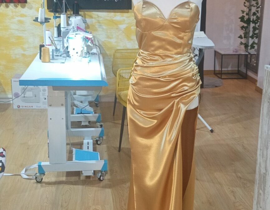 Vestido Dourado em Cetim