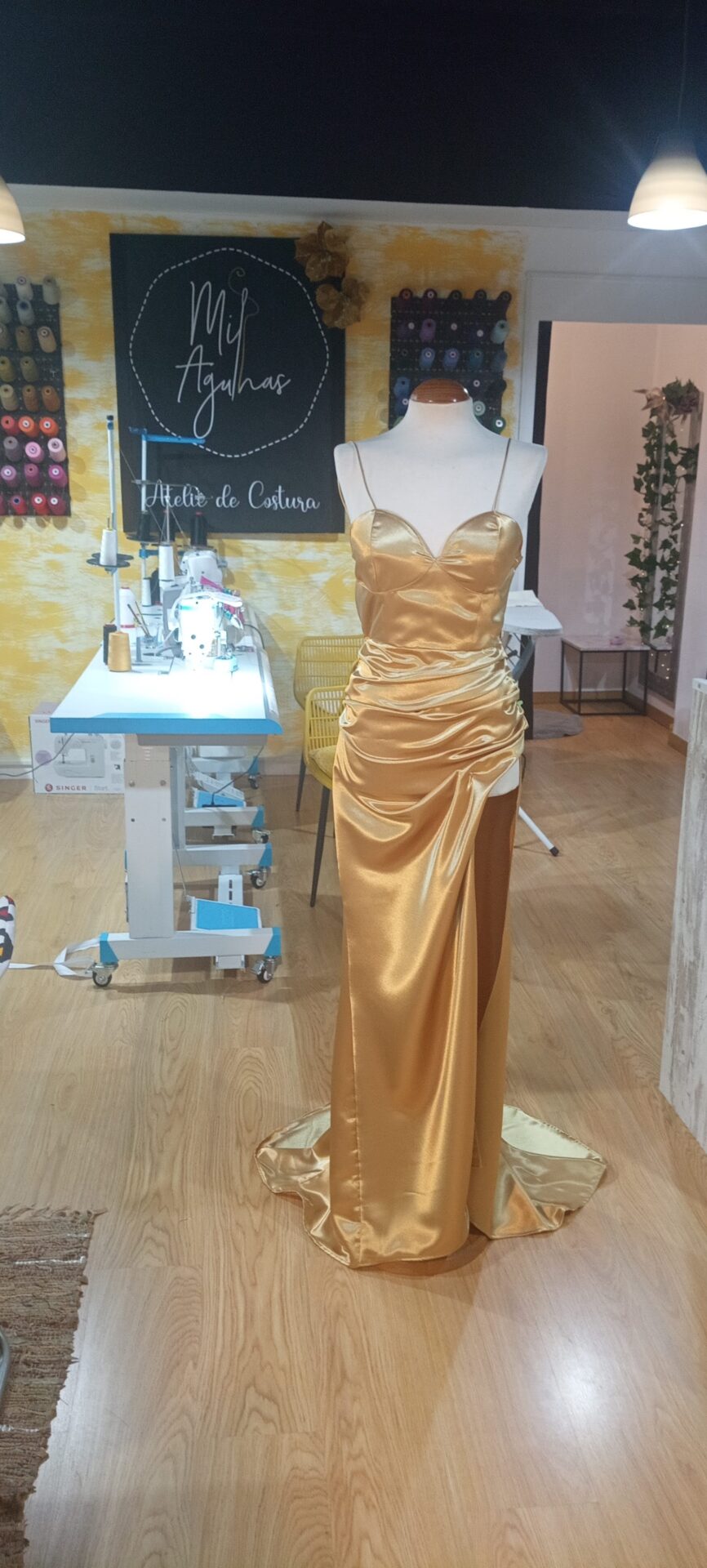 Vestido Dourado em Cetim