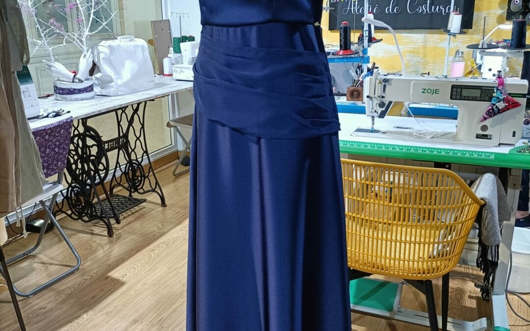 O Vestido Azul em Cetim Desenhado Pela Cliente
