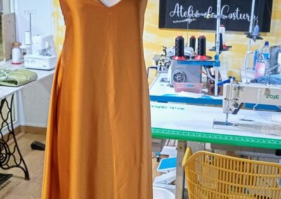 Elegância e Ousadia: O Vestido de Cetim com Costas Abertas