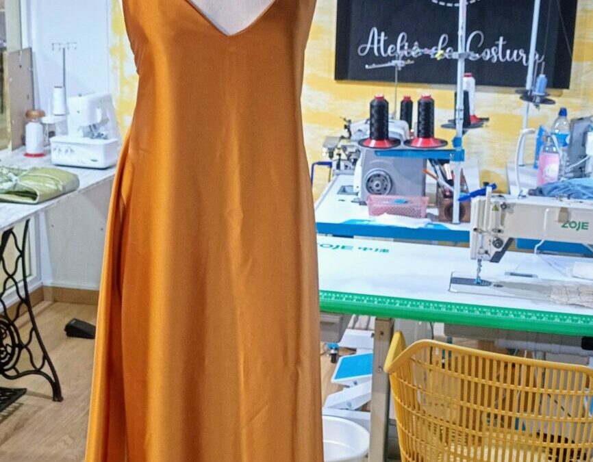 Elegância e Ousadia: O Vestido de Cetim com Costas Abertas