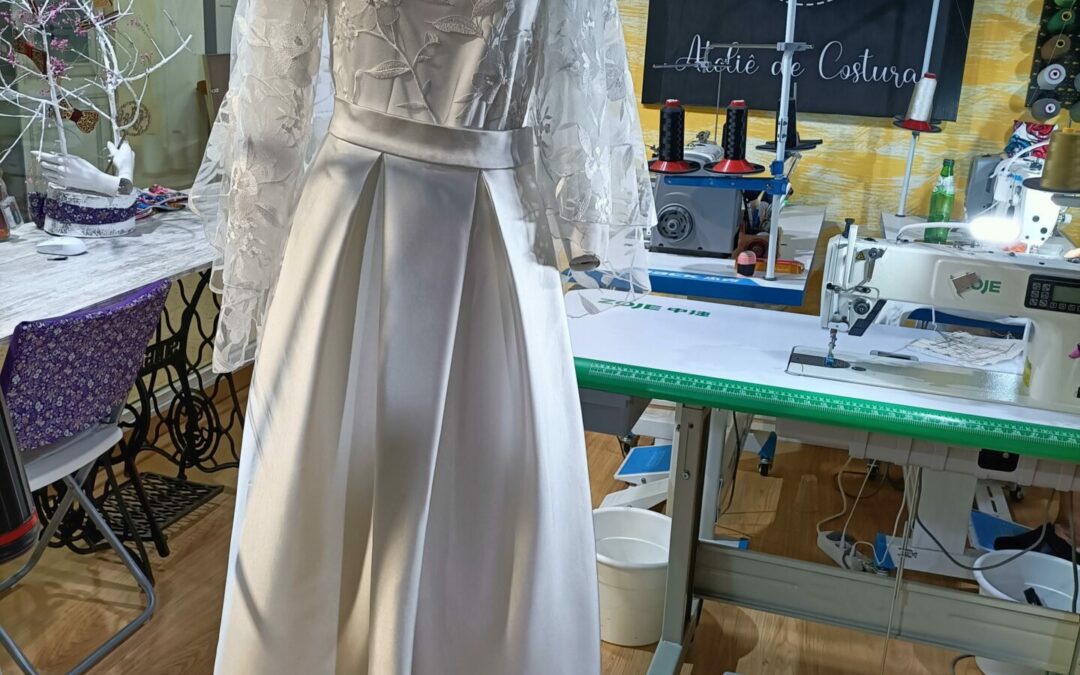 A Eterna Beleza do Feito à Mão: O Novo Vestido de Noiva do Ateliê Mil Agulhas