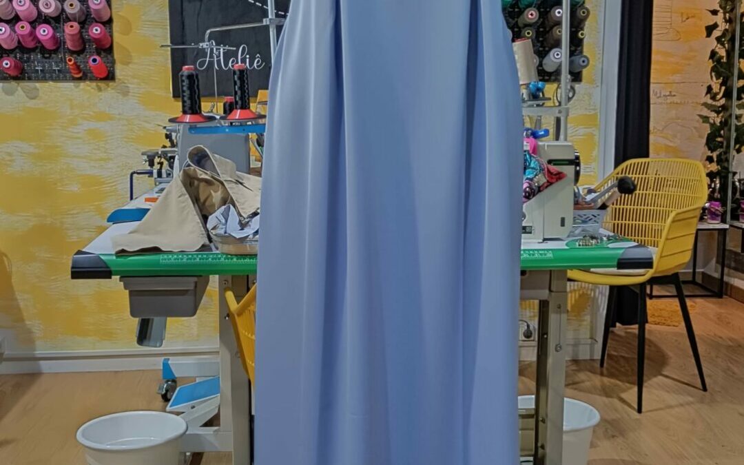 Elegância em Azul Serenidade: O Vestido de Cerimónia Nascido no Nosso Ateliê