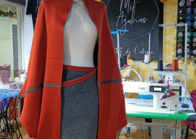 Capa Estruturada Vermelha e Saia Lápis Cinza – Conjunto de Outono/Inverno