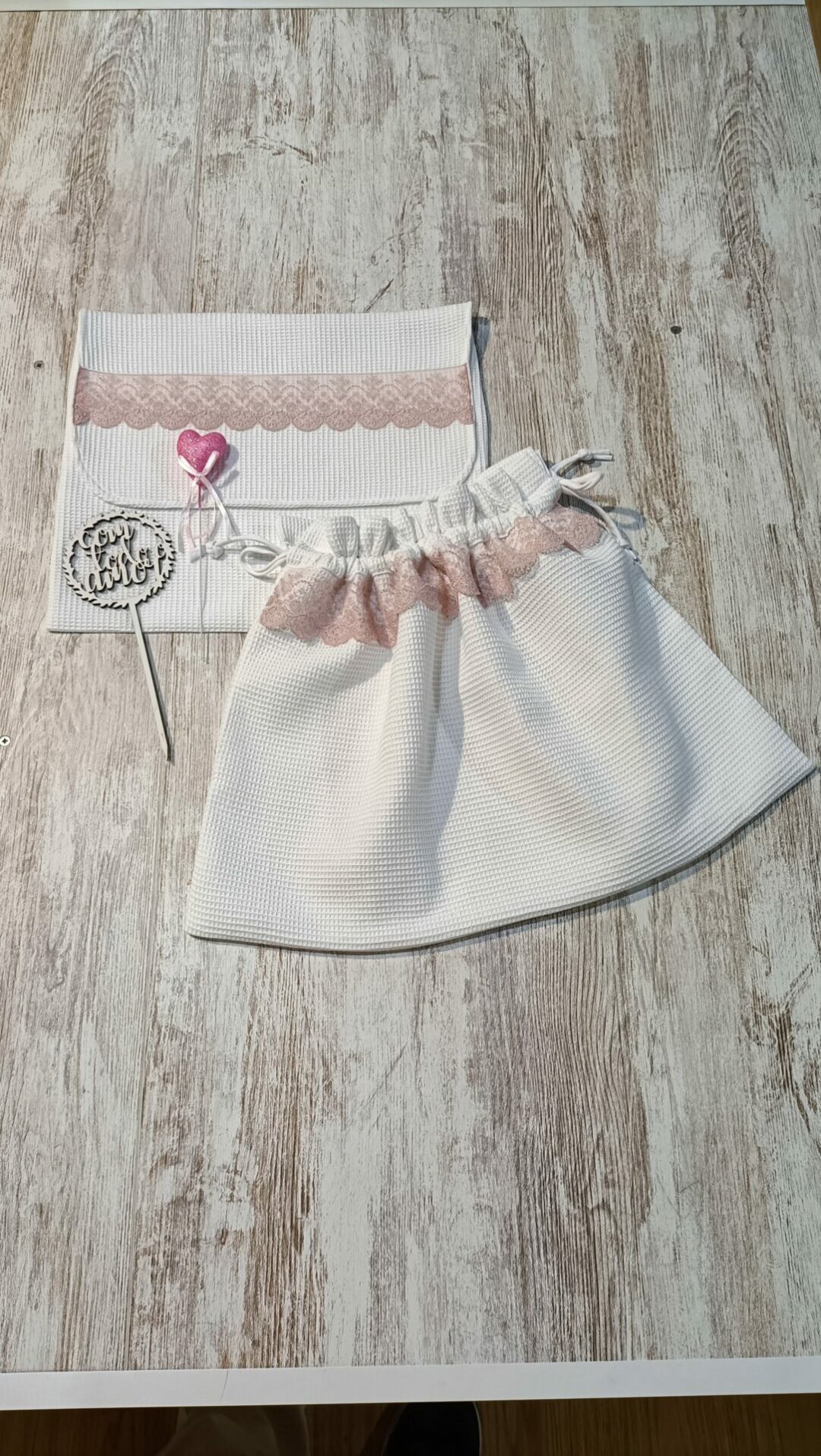 Conjunto de maternidade artesanal em tecido favo de mel branco com detalhes em renda rosa velha da Mil Agulhas.