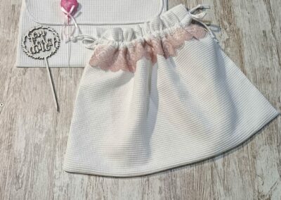 Elegância Feita à Medida: Conjunto de Maternidade em Favo de Mel e Renda