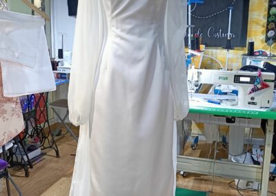 Vestido de Noiva Minimalista com Capa de Organza e Mangas Puff