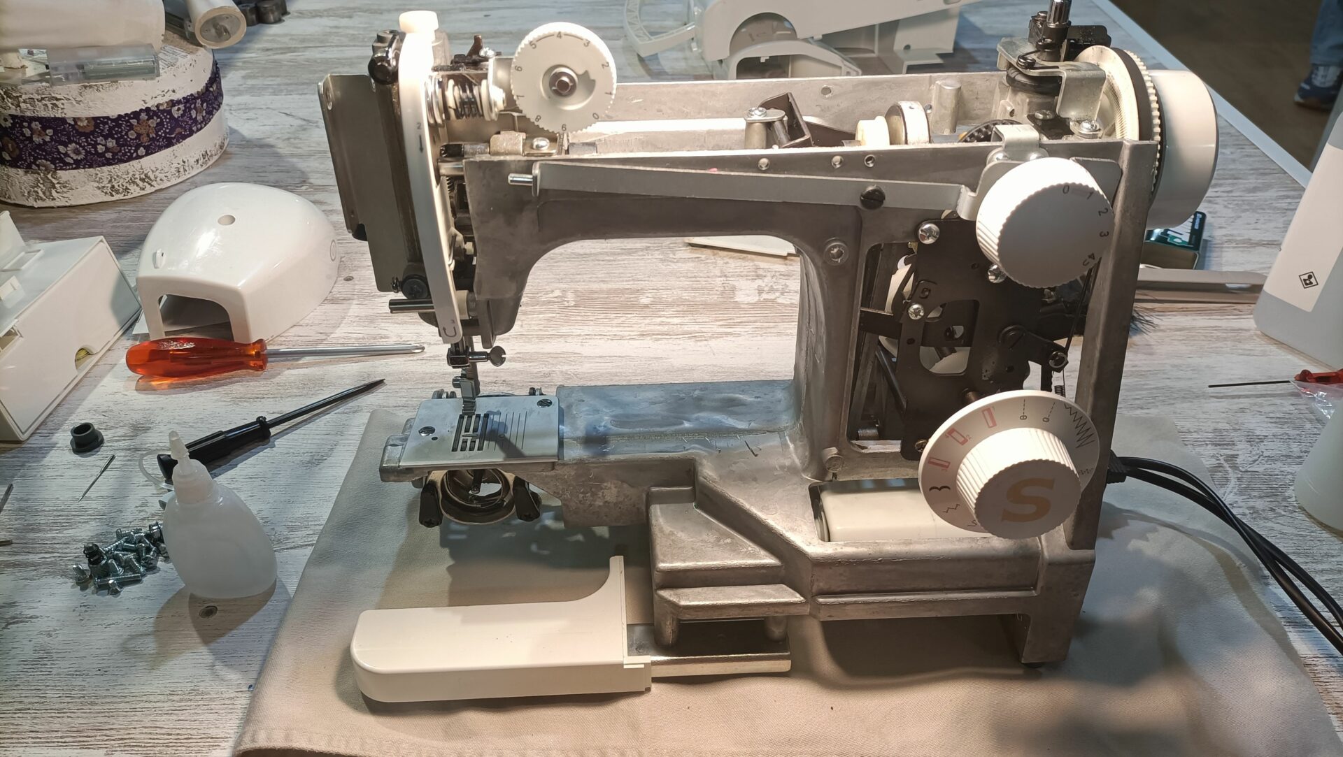 O Segredo para uma Máquina de Costura Impecável: A Importância da Lubrificação ✨