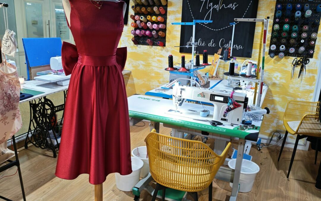 Elegância Feita à Medida: O Novo Vestido de Cerimónia Vermelho com Laço